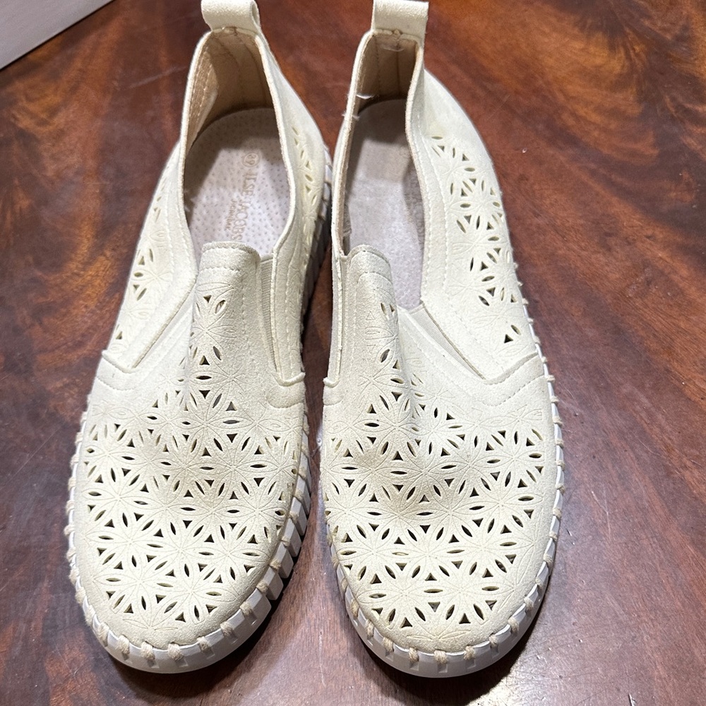 Ilse Jacobsen Beige Loafers with Geometric Cutouts